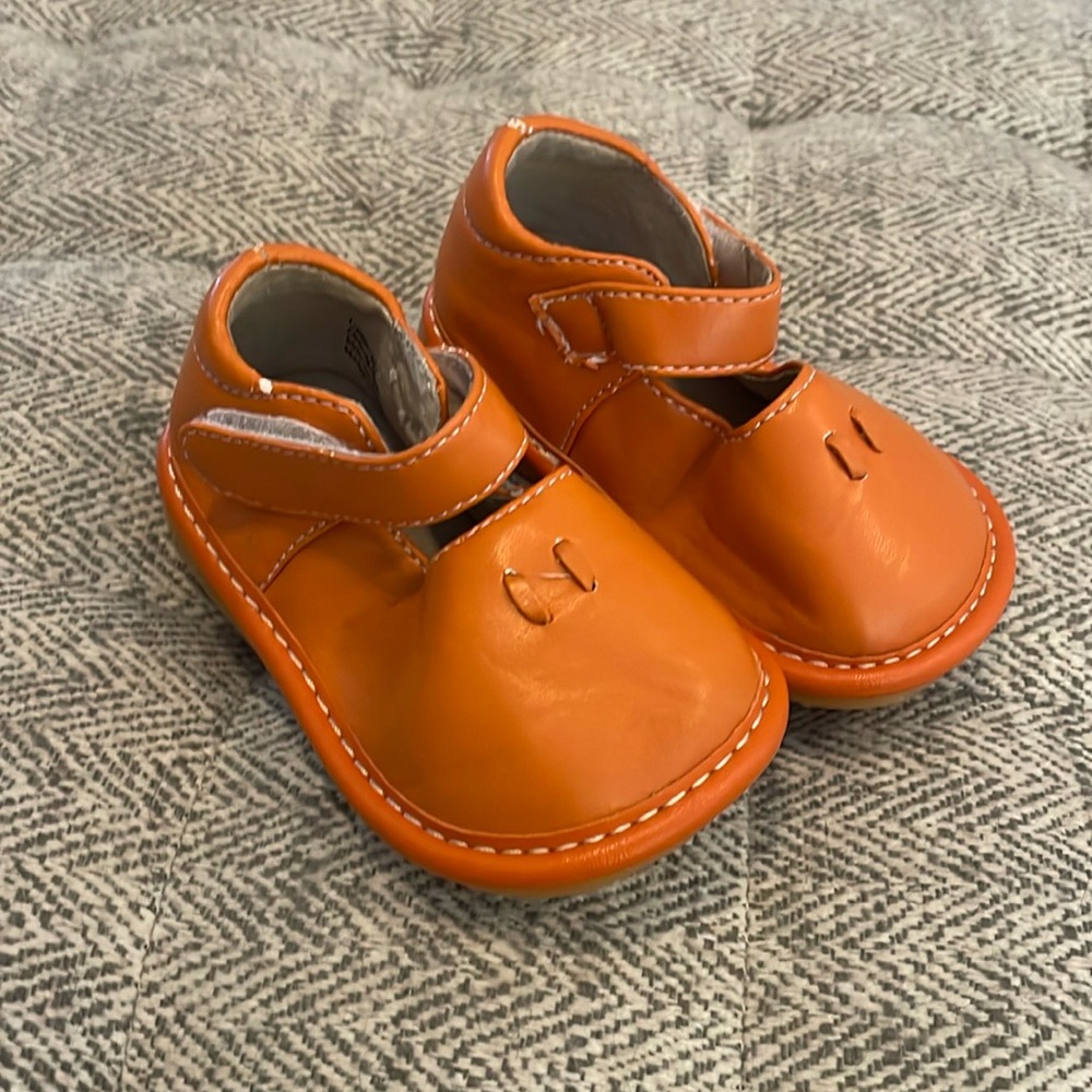 Lanicakes squeaking shoes size 4